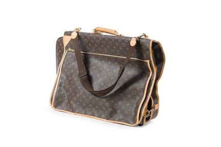 PORTATRAJES DE LOUIS VUITTON
Diseño Monogram, real