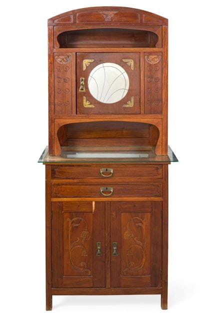 Modernistisches Sideboard, um 1900. 
Aus geschnitz