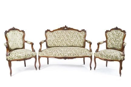 Three-piece alfonsino walnut, S. XX.
Formed by sof