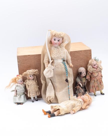 Ensemble de poupées, têtes en porcelaine, corps en