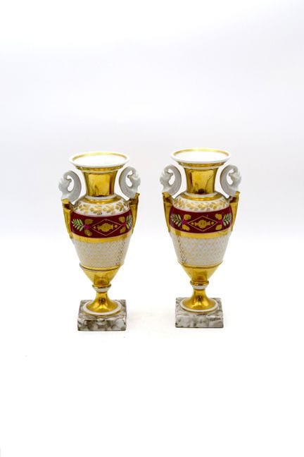 Par de jarrones balaustres de porcelana de París, 