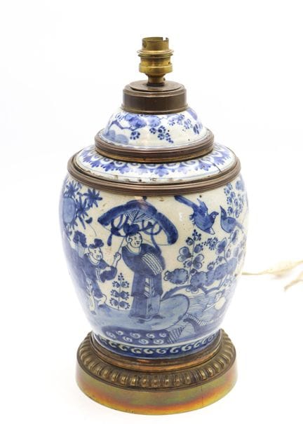 Vase balustre en faïence polychrome à décor en ble