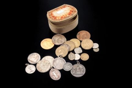 Lot de pièces et médailles en argent comprenant : 