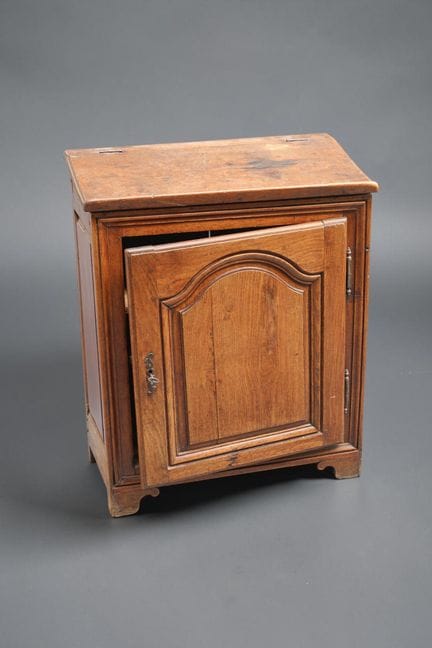 Molded and stained oak prayer stool, opening via a