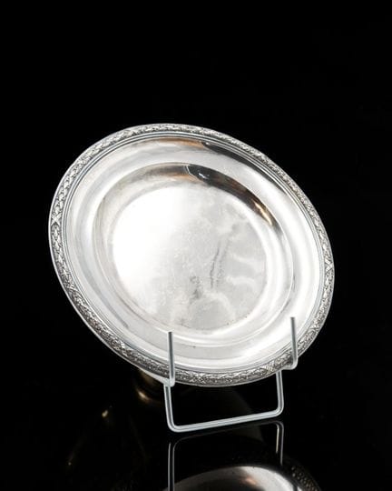 Assiette en argent 925 millièmes, ornée au marli d