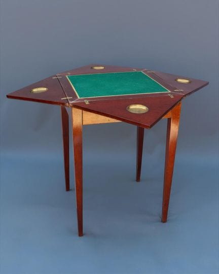 Tavolo da gioco in impiallacciatura di mogano, di 