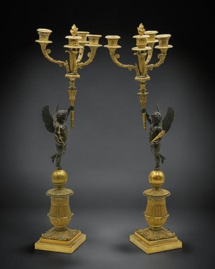 Paire de chandeliers aux Amours en bronze ciselé, 