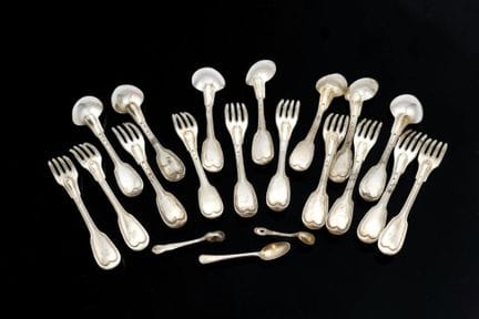 Ensemble de couverts d'un même service en argent 9