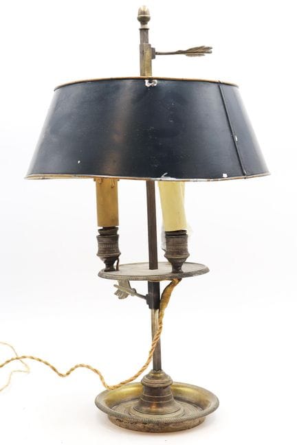 Lampe bouillotte en bronze doré, l'abat-jour en tô
