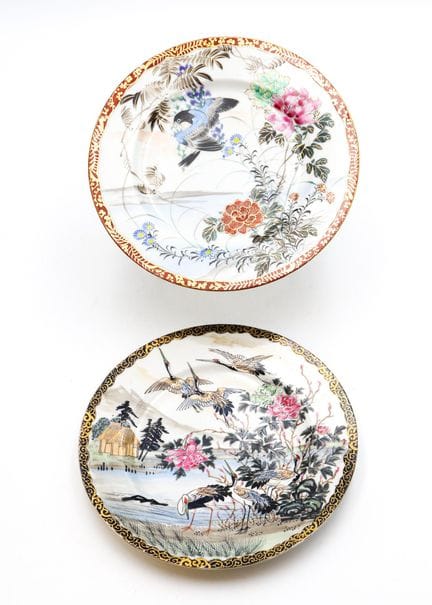 两只釉面瓷盘，饰有多色釉及金釉，描绘湖光山色、花卉与飞鸟
日本，20世纪
直径 21 厘米 

拍品