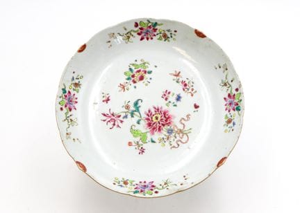 东印度公司出品的瓷盘，呈锯齿形，饰有彩色釉彩花卉图案
中国，18世纪
直径22.5厘米。

拍品状况