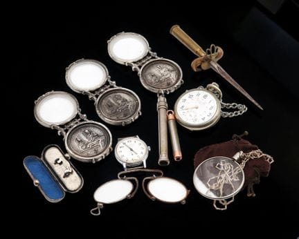 Sammlung von Sammlerstücken: ein Brieföffner in Fo