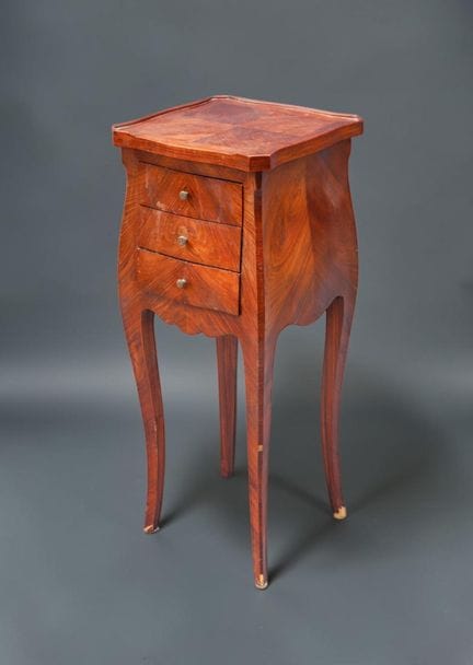 Comodino dalla forma sinuosa in legno impiallaccia