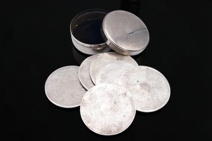 Suite de six dessous de verre en métal argenté cis