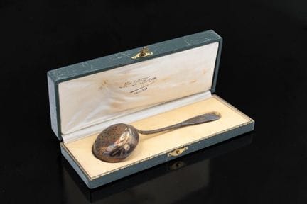 Saupoudreuse en argent 925 millièmes à décor gravé