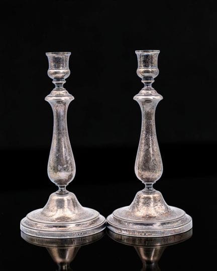 Paire de flambeaux de forme balustre en métal arge