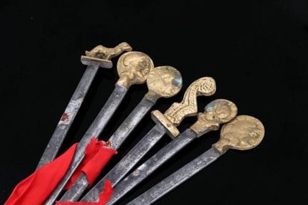 Suite de 6 hâtelets en métal et bronze, sommées d'