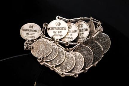 Armband aus versilbertem Metall, verziert mit vier