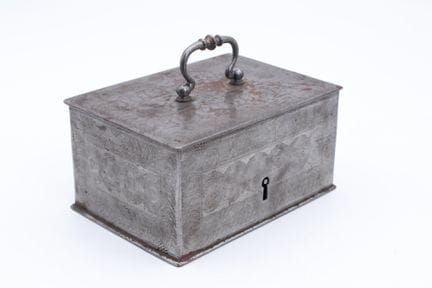 Coffret en acier, ciselé de rinceaux, avec sa clé
