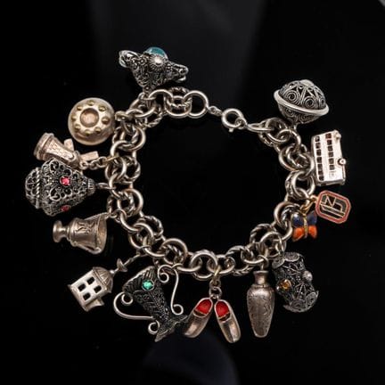 Armband aus versilbertem Metall, verziert mit Anhä