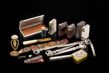 一套收藏品，包括四只打火机（其中一只为S.T. DUPONT牌口袋打火机）、四把饰有交缠蛇纹的裁纸刀