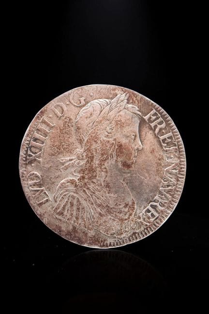 Broche ornée d'une pièce en argent à l'effigie de 