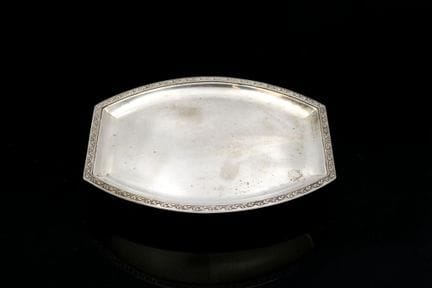 Plateau en métal argenté de forme tonneau à décor 