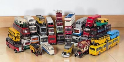 * Set di 36 autobus in miniatura, scala HO 1:87 
-