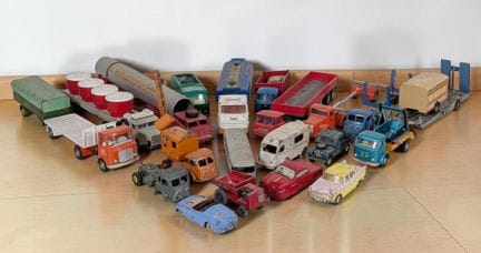 * Set di 19 modellini di veicoli 
- autocisterna, 