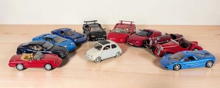 * Lot de 11 voitures miniatures, échelle 1:18
- MA