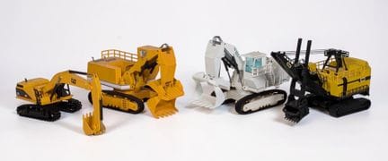 * OBRAS PÚBLICAS: Lote de 4 vehículos en miniatura