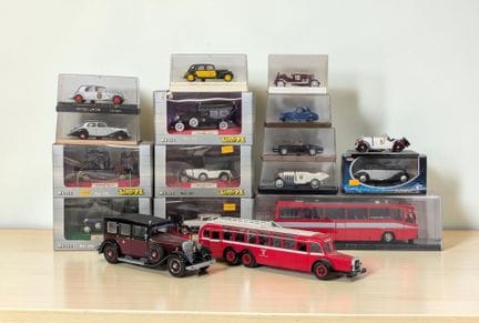 * Lot de 18 voitures miniatures
- MERCEDES 300 SLR