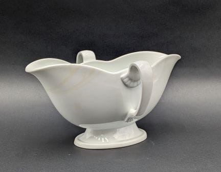 SEVRES. Salsiera in porcellana bianca decorata con