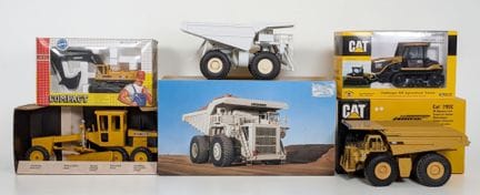 * OBRAS PÚBLICAS: Lote de 5 vehículos en miniatura