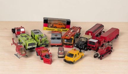 * Lot de 9 véhicules miniatures dont :
- camion tr