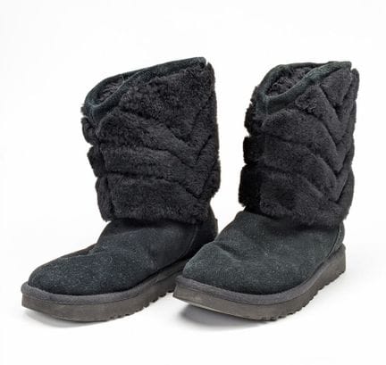 UGG. Paio di stivaletti in pelle scamosciata e pel