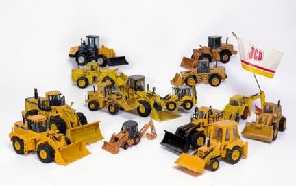* OBRAS PÚBLICAS: Lote de 14 vehículos en miniatur