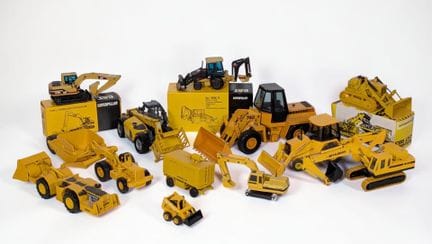 * OBRAS PÚBLICAS: Lote de 12 vehículos en miniatur