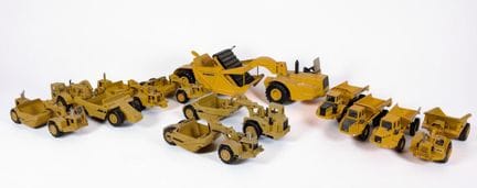 * OBRAS PÚBLICAS: Lote de 11 vehículos en miniatur