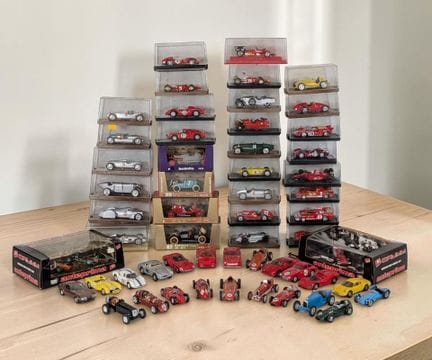 * Lot de 57 véhicules miniatures
- 12 FERRARI de c