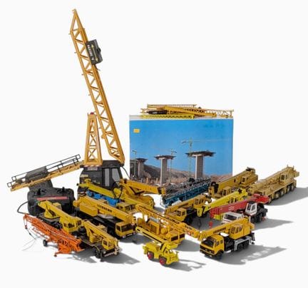 * OBRAS PÚBLICAS: Lote de 16 grúas en miniatura 
-