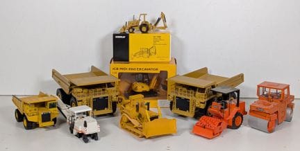 * OBRAS PÚBLICAS: Lote de 9 vehículos en miniatura
