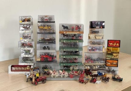 * Lot de 43 calèches et voitures hippomobiles mini
