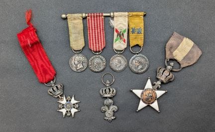 Collezione di 7 riproduzioni di medaglie militari:
