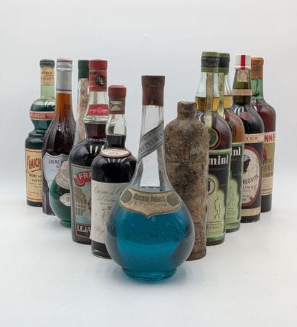 第11 B号拍品：各类开胃酒和利口酒，包括尚博尔黑醋栗利口酒（Royer-Hutin，第戎）、冰镇薄