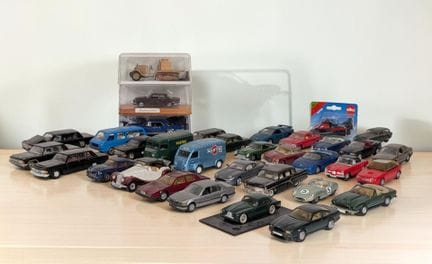 * Lot de 34 voitures miniatures
- FACEL VEGA EXCEL