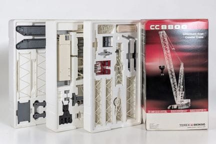 * OBRAS PÚBLICAS: 1 réplica en miniatura de la grú