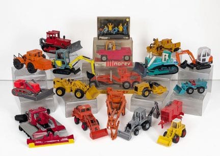 * OBRAS PÚBLICAS: Lote de 17 vehículos en miniatur