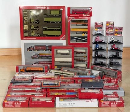 * Set di 57 veicoli e elementi in miniatura HERPA,