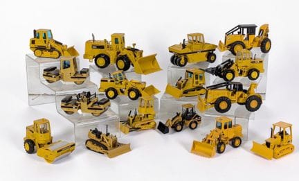 * OBRAS PÚBLICAS: Lote de 16 vehículos en miniatur